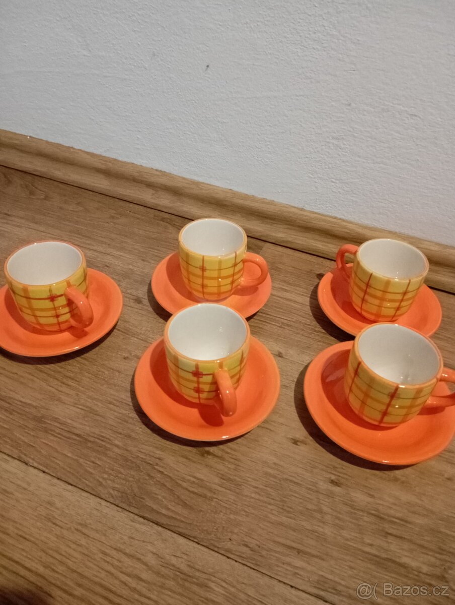 Hrníčky s podšálkem.