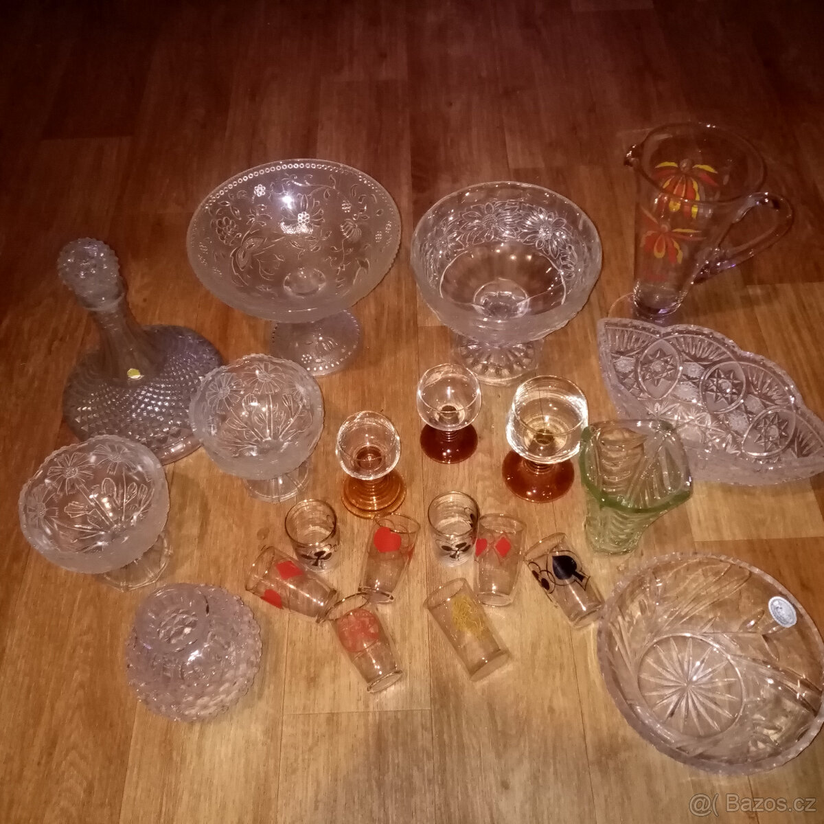 Prodám různé staré sklo a porcelán vázy,mísy, nástolec