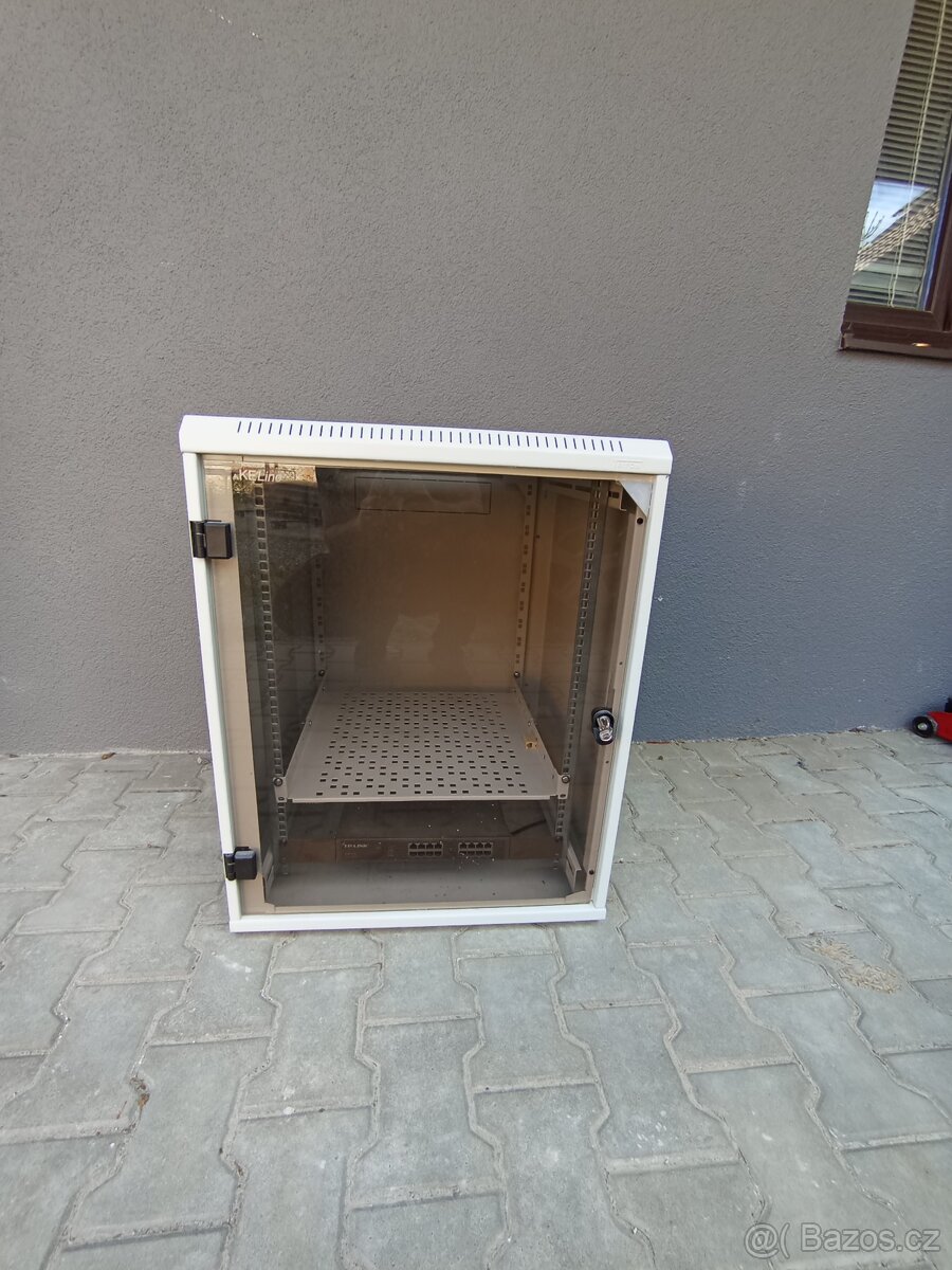 Serverová skříň, rack + Switch 1000 MB