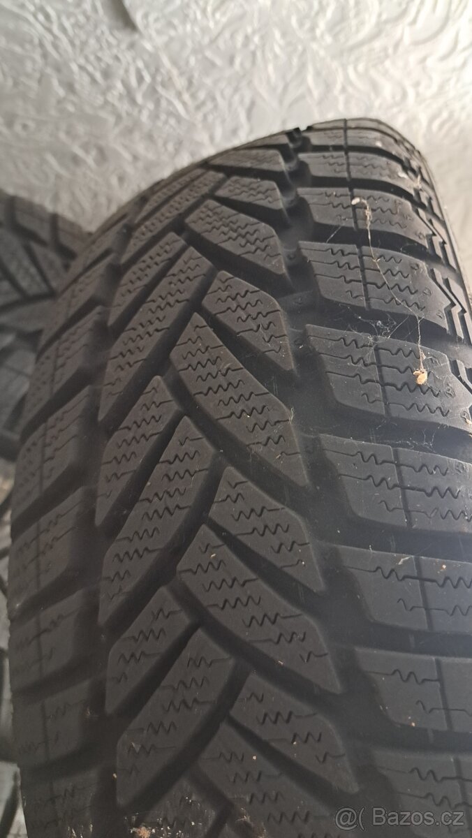 Prodám celoroční pneu Dunlop m+s 185/65 R15