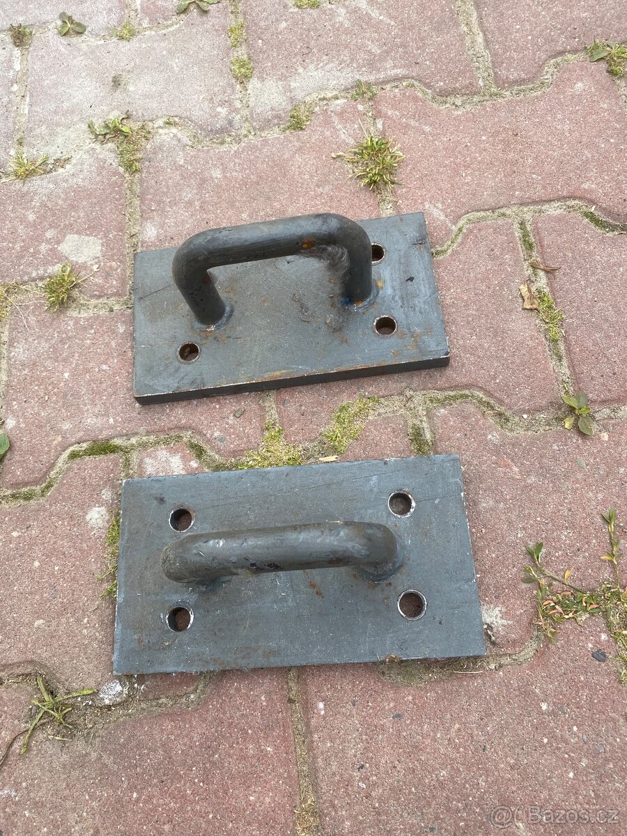 Kování na zeď nebo ukotvení do země