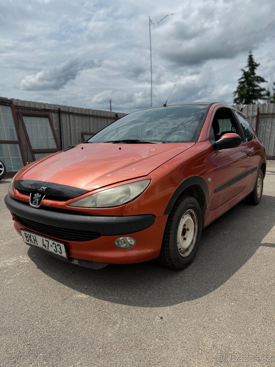 Peugeot 206 1.4 benzín – na opravu nebo na ND + sada kol