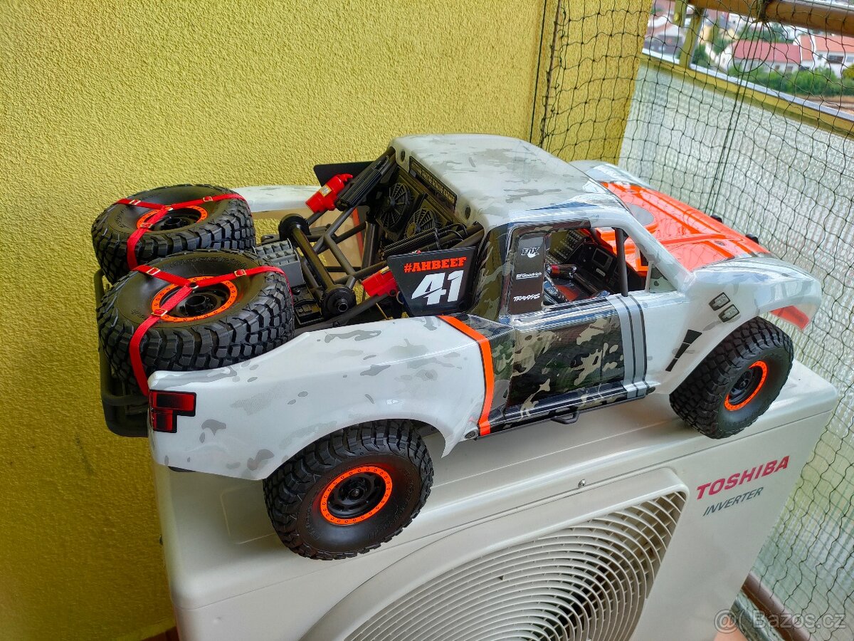 RC Traxxas Unlimited Desert Racer 1:8 TQi RTR s LED Fox