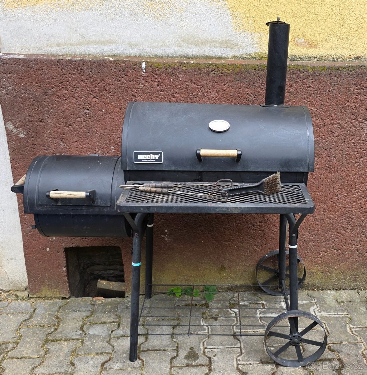 Gril na uhlí s udírnou zn. Hecht