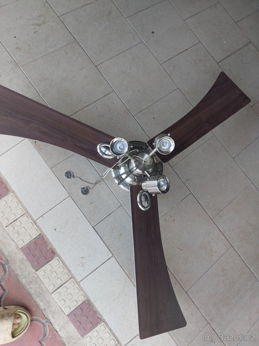 Světlo s ventilátorem