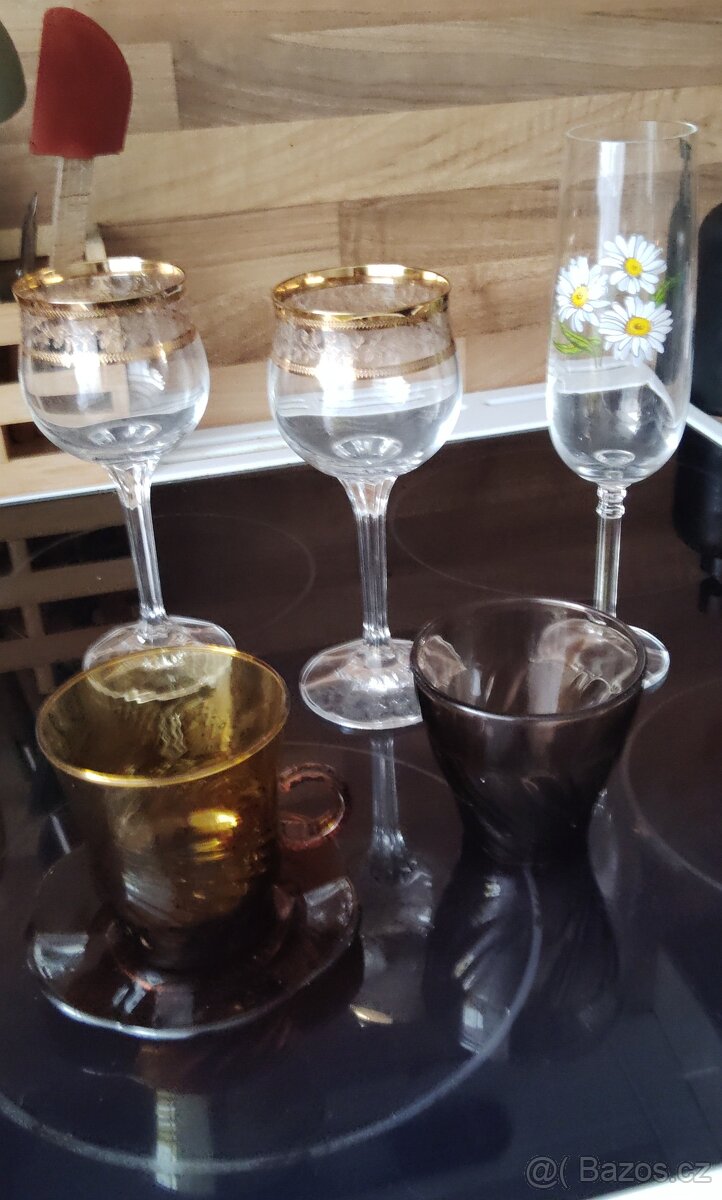 Skleničky na víno, sekt různé zdarma za odvoz