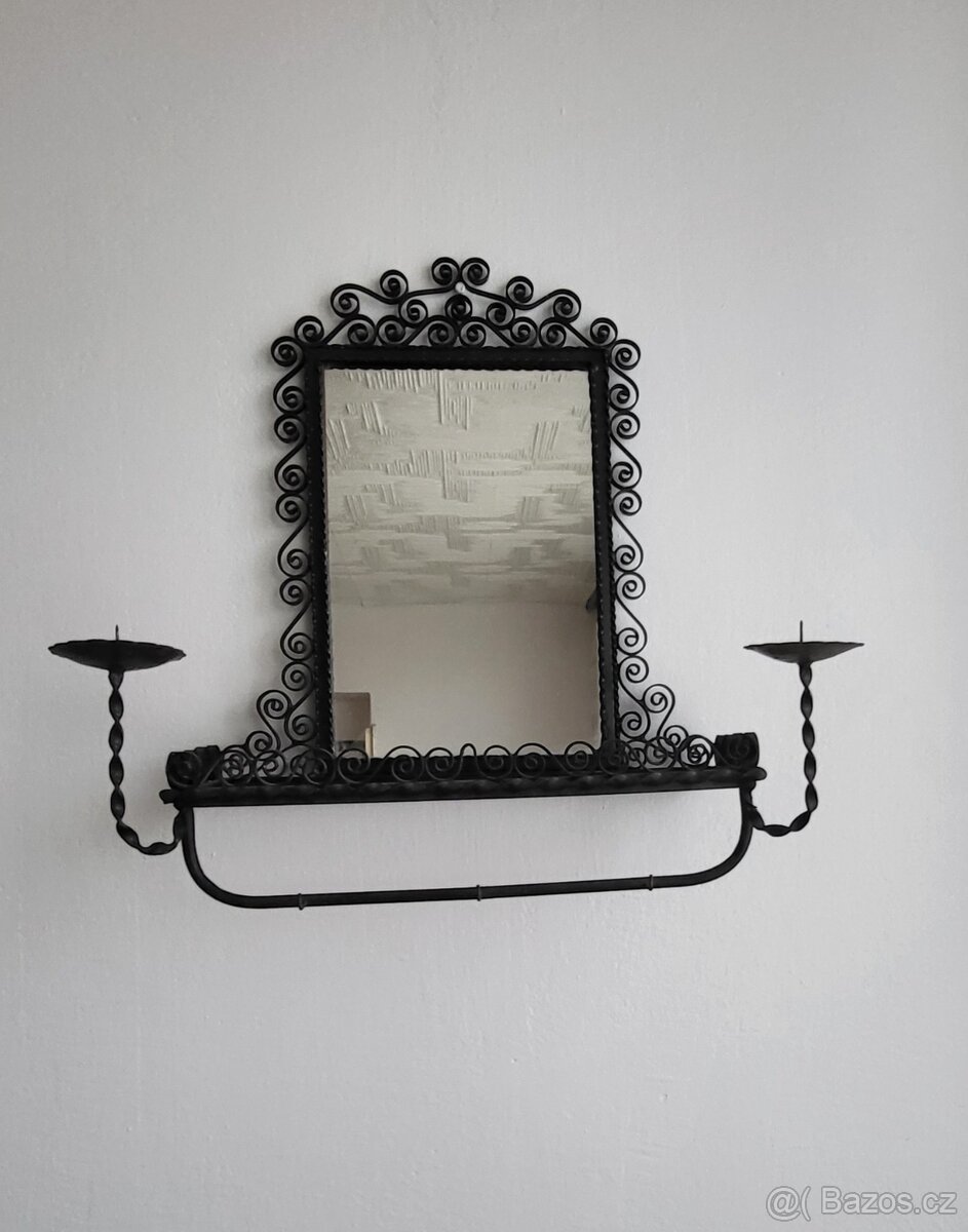 Zrcadlo v kovovém rámu