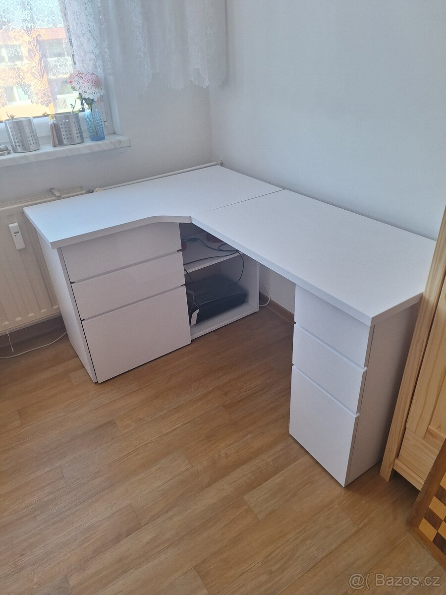 Rohový psací stůl