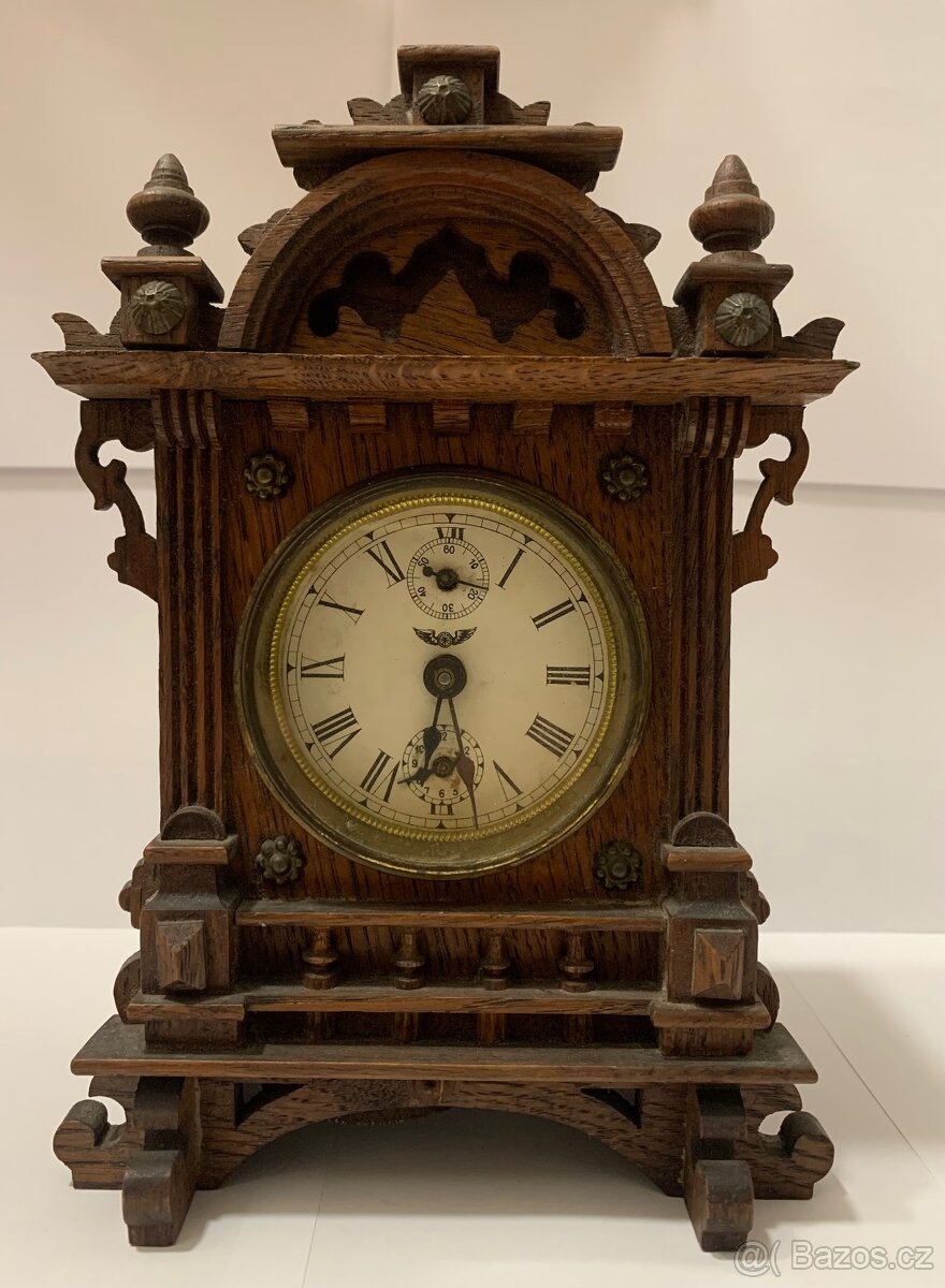PRODÁM STARÉ VYŘEZÁVANÉ DŘEVĚNÉ STOLNÍ HODINY KIENZLE