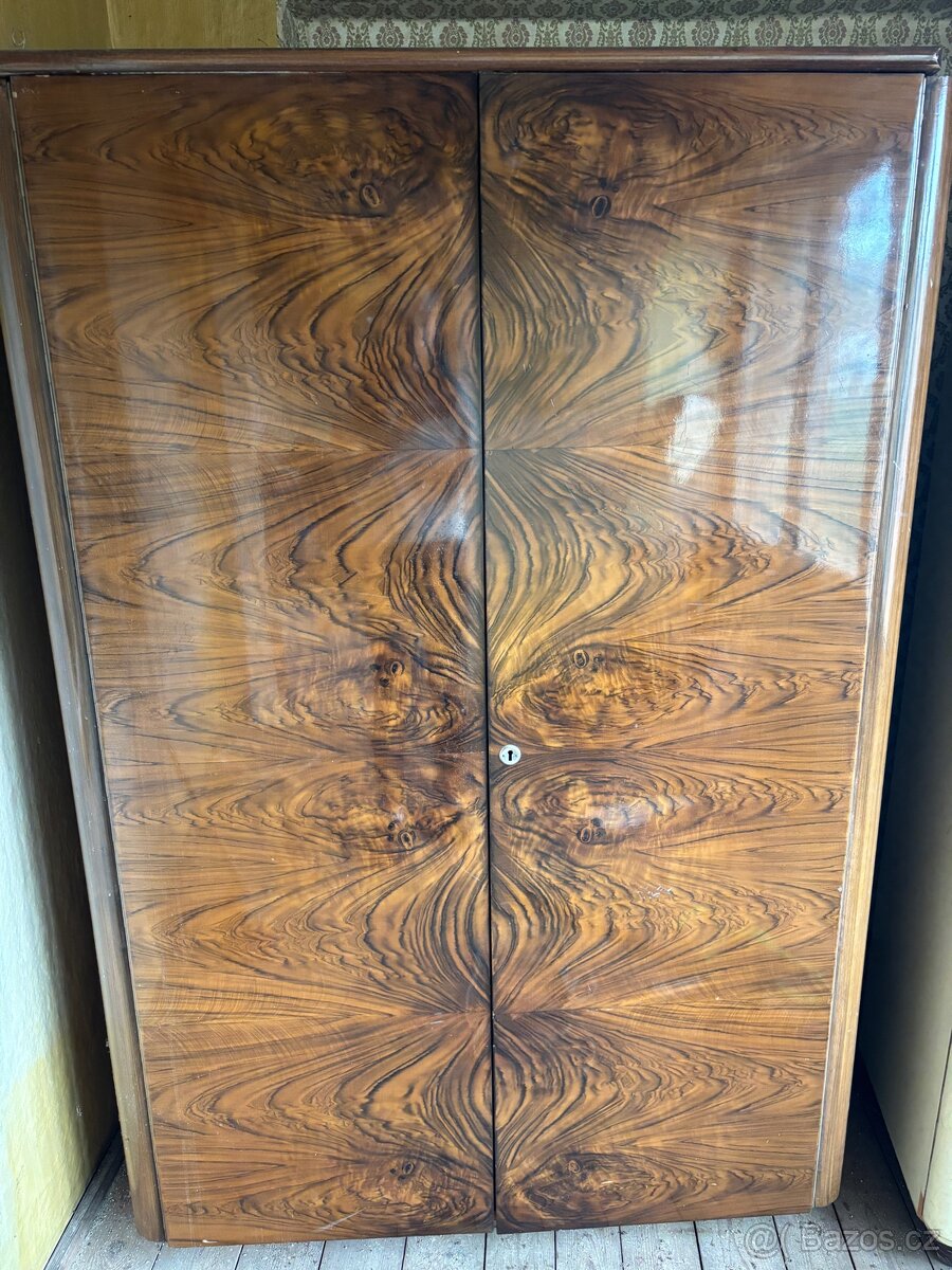 Stará dřevěná skříň