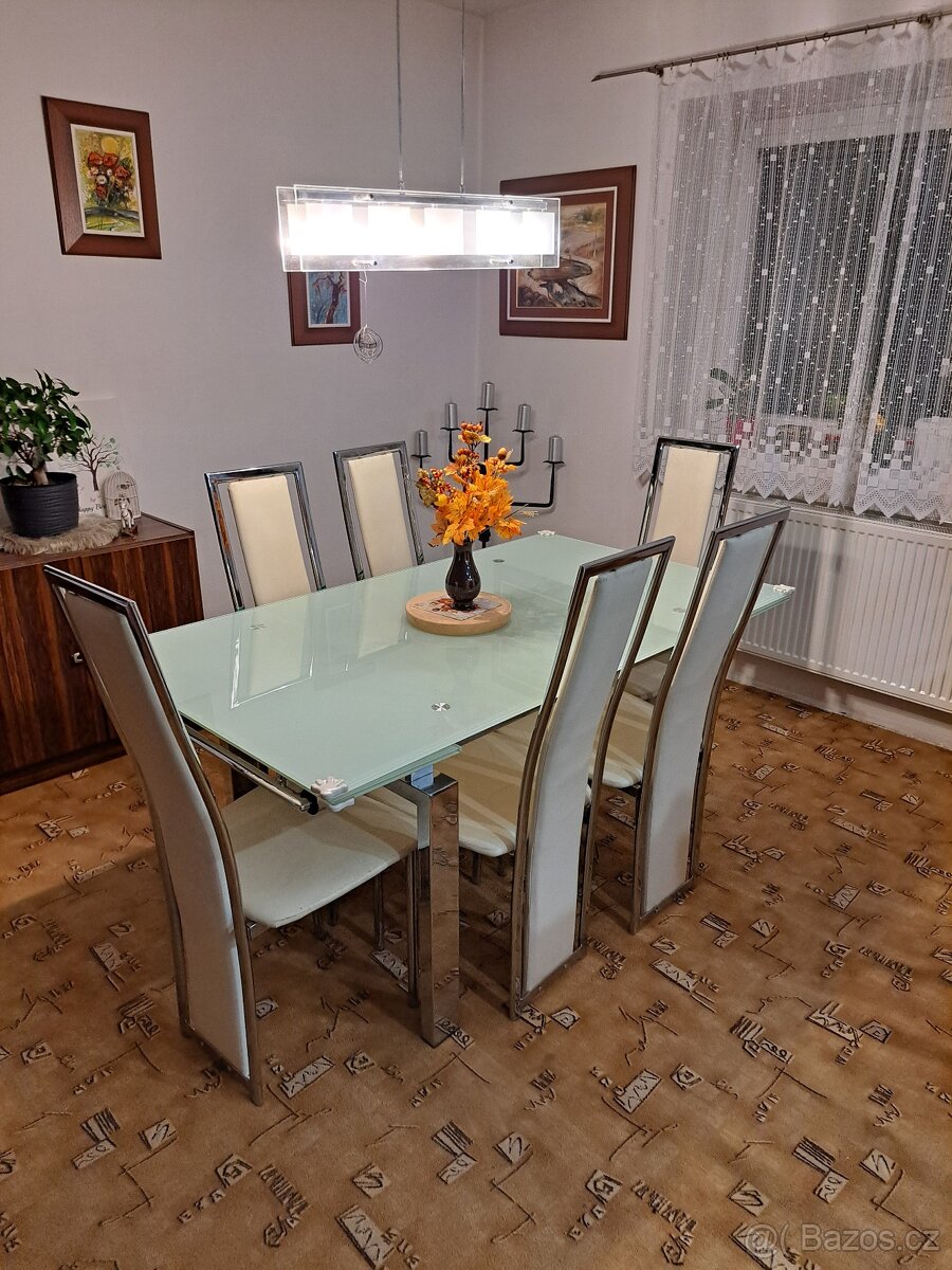 Rozkládací jídelní stůl se židlemi