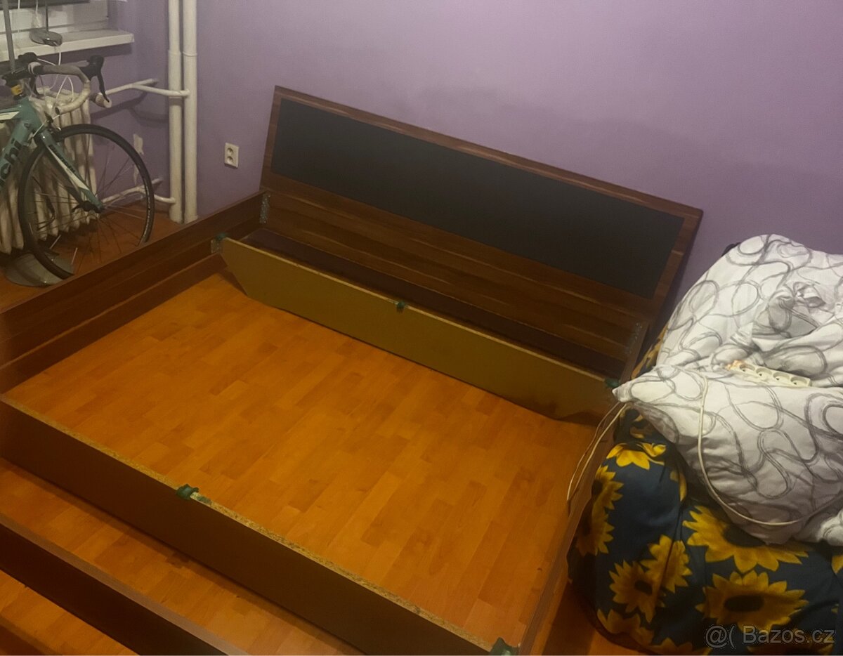 Dvoulůžková postel bez roštu a bez matraci