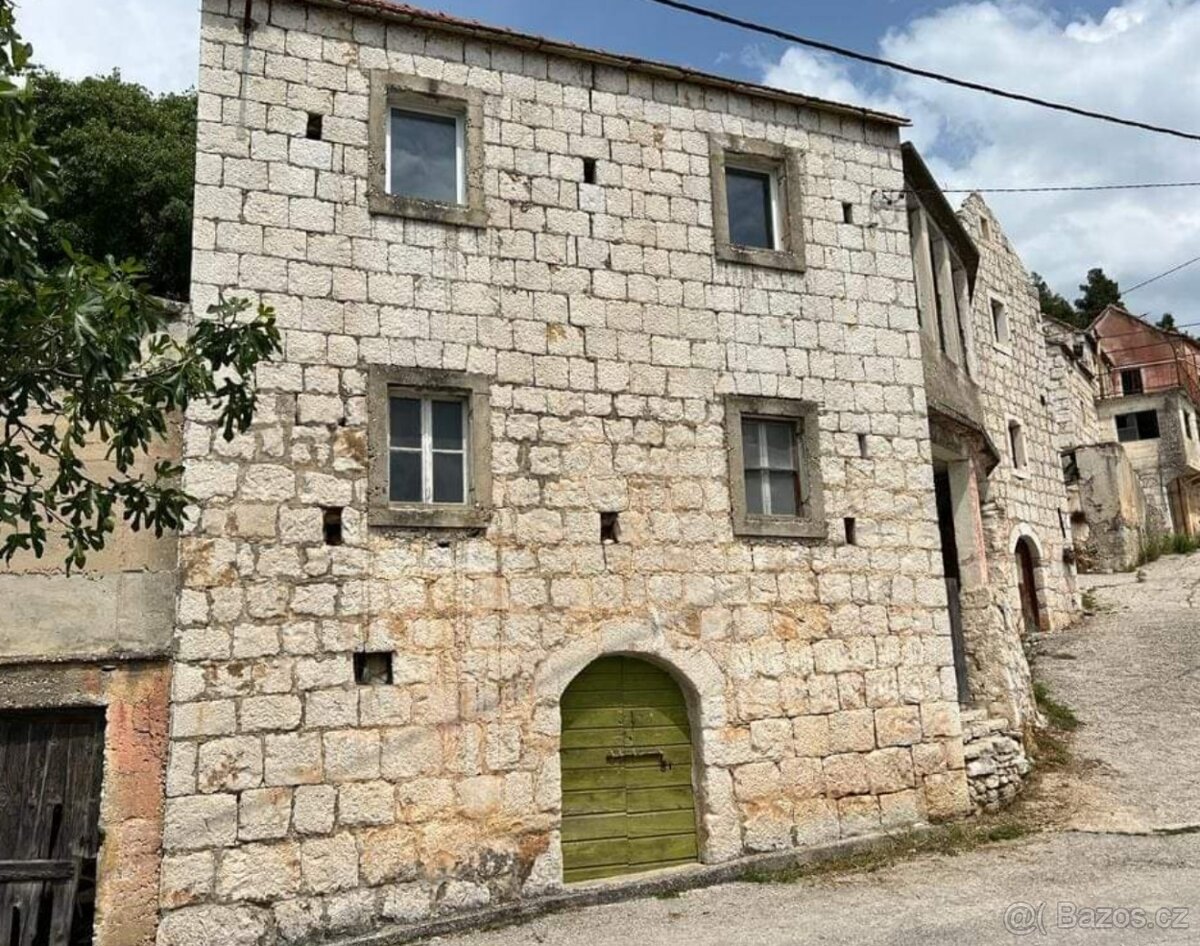 Kamenný dům a stavební pozemek / Chorvatsko