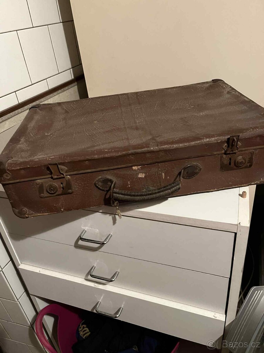 Starý papírový kufr