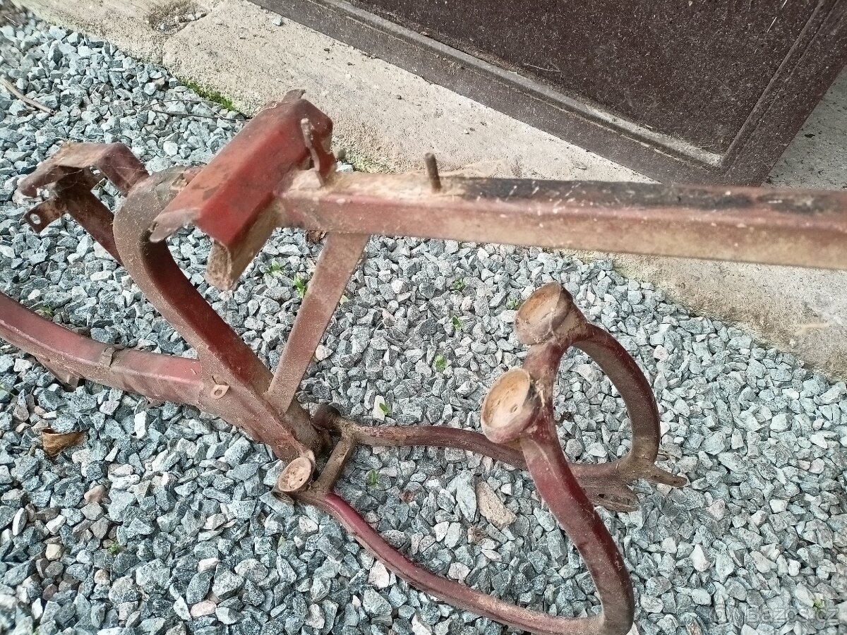 Jawa 555 ram se zadní vidlici