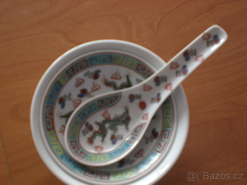 Porcelánové misky a lžíce