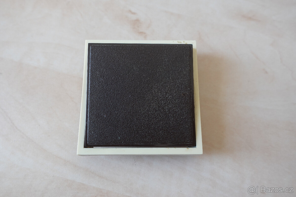 hnědý kryt vypínače