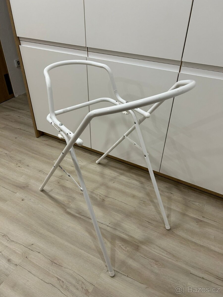 Stojan na dětskou vaničku