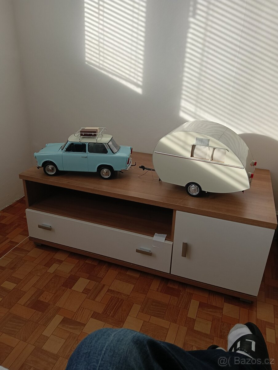 Kovový model trabant a karavan