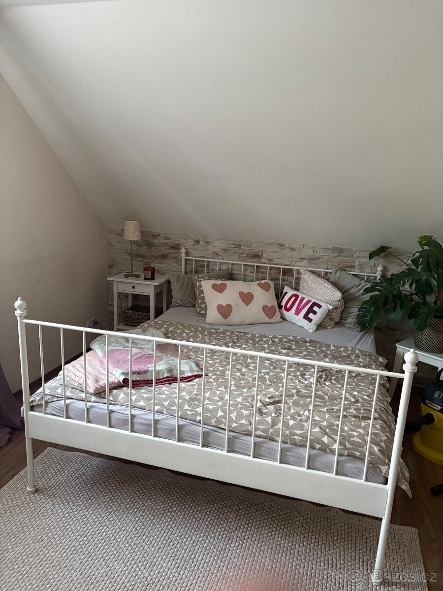 Postel ikea kovová bílá