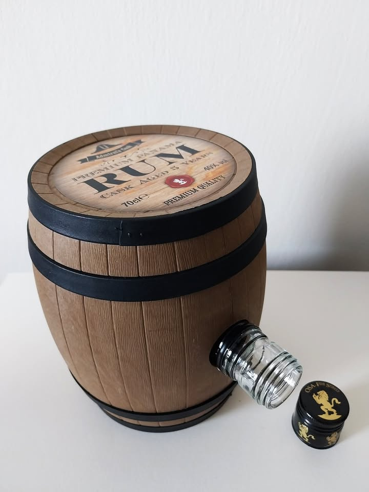 Soudek na rum, dekorace