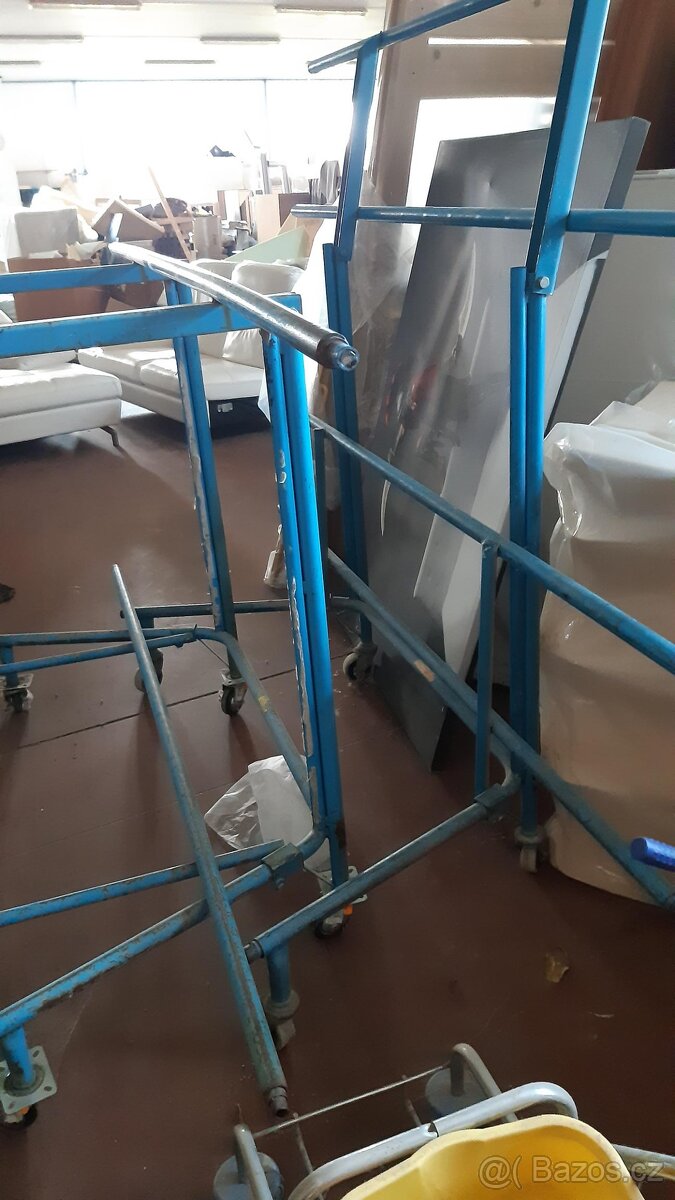 Prodej pojízdných stojanů