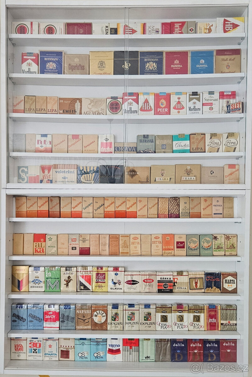 Sbírka starých cigaret a sirek
