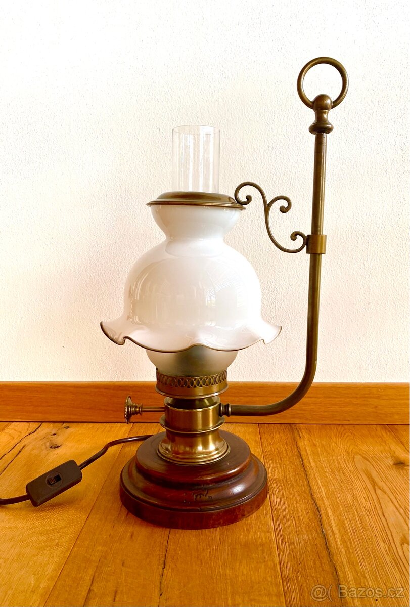 Stará krásná lampa ve stylu petrolejky