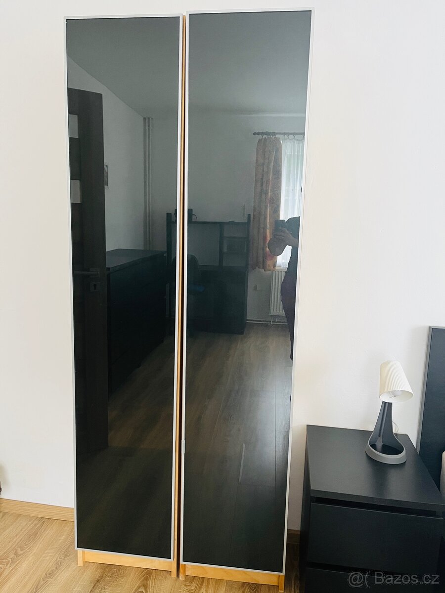 Šatní skříně s dvířky z matného skla