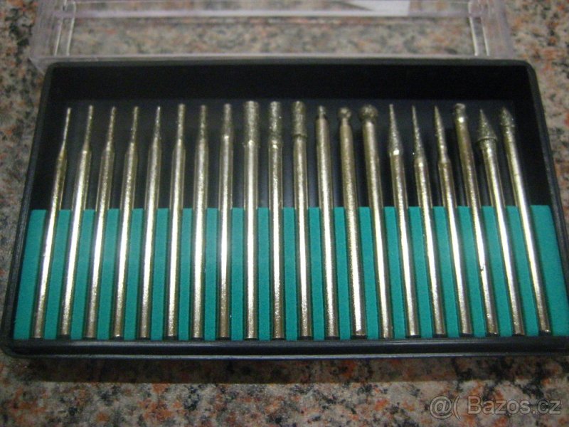 Pracovní sada diamantových bitů a fréz.