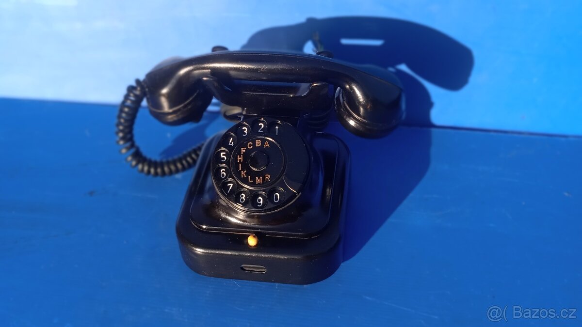 Retro telefon Tesla Karlín.