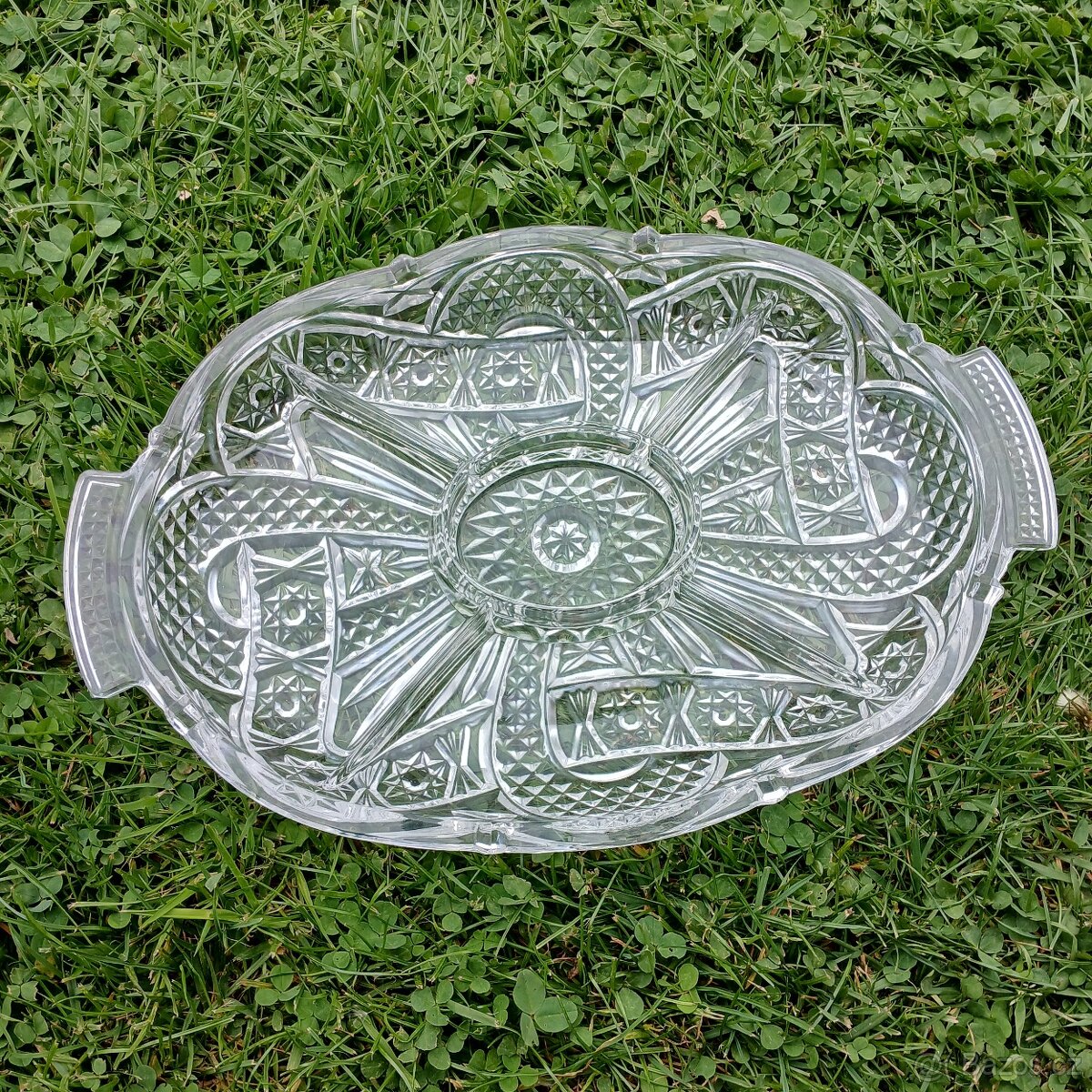 krásný skleněný talíř na cukroví