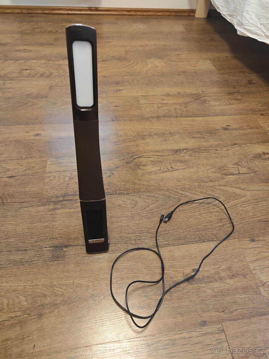 Lampička stolní s displejem