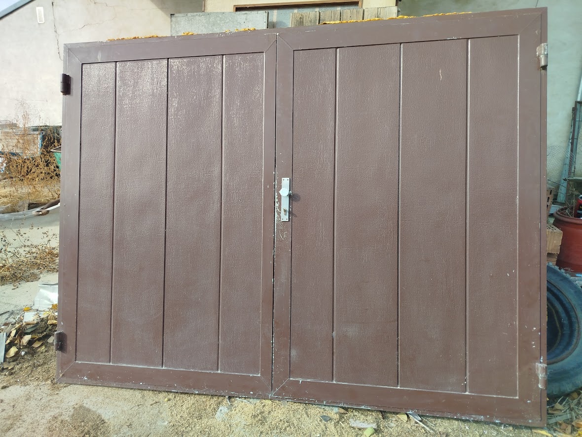 Dvoukřídlá garážová vrata