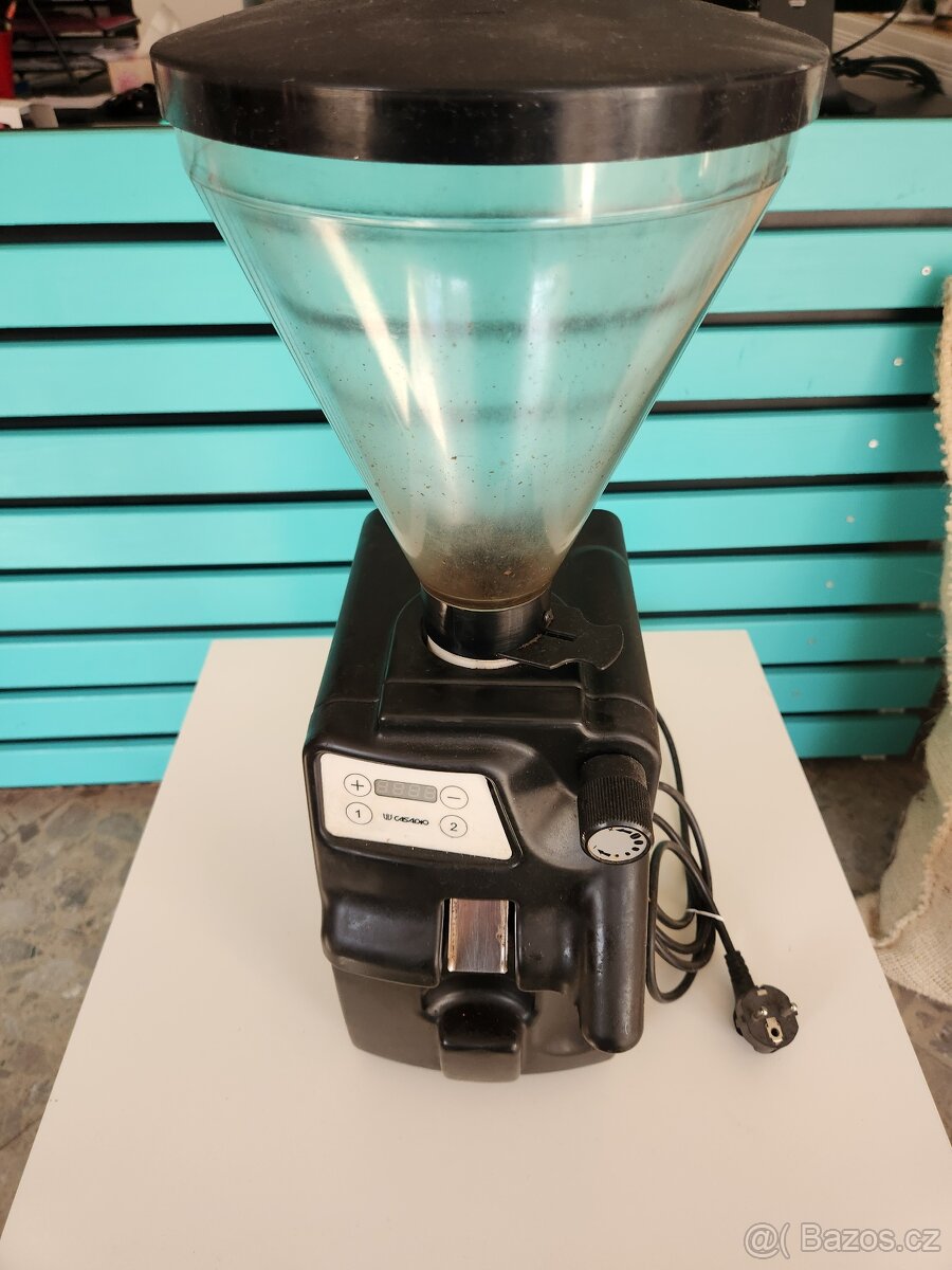 Mlýnek na kávu Casadio