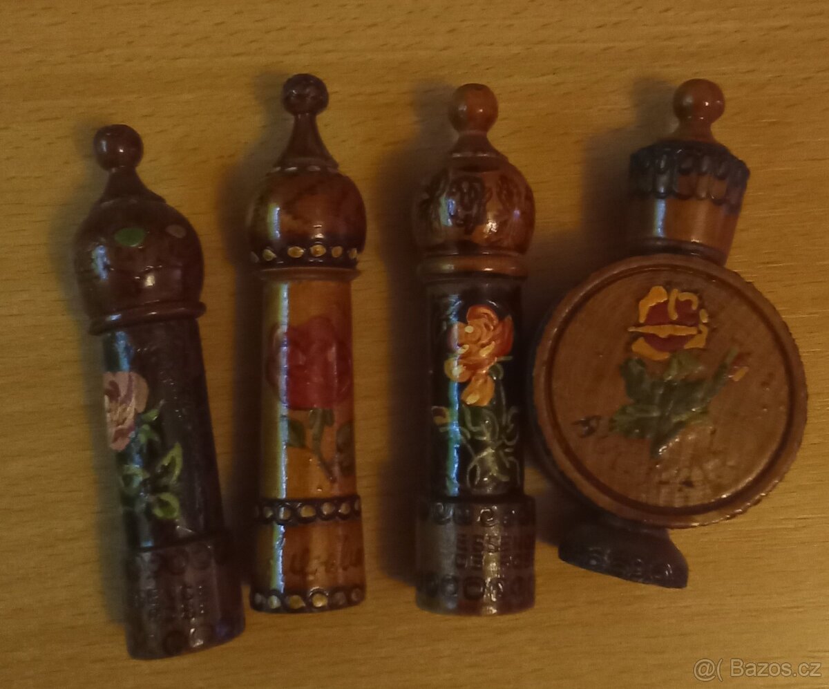 Staré dřevěné flakony od parfémů