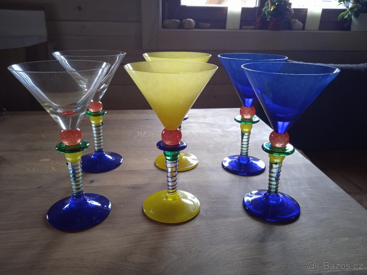 Barevné sklenice se stopkou