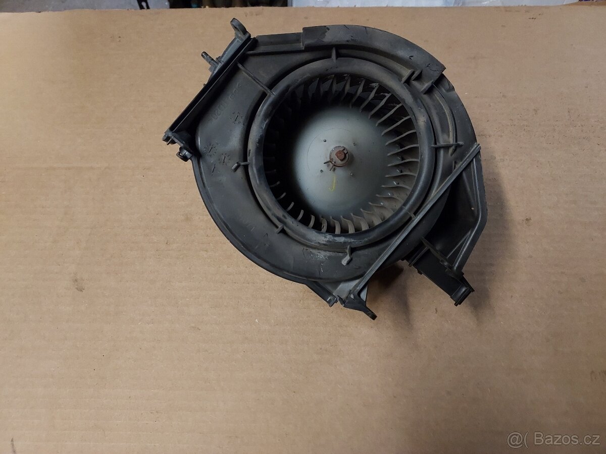 ventilátor topení 4F0 820 521A - Audi