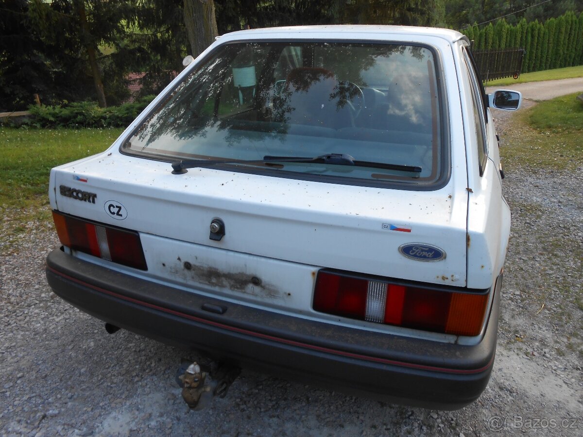 Páté zadní dveře ford escort