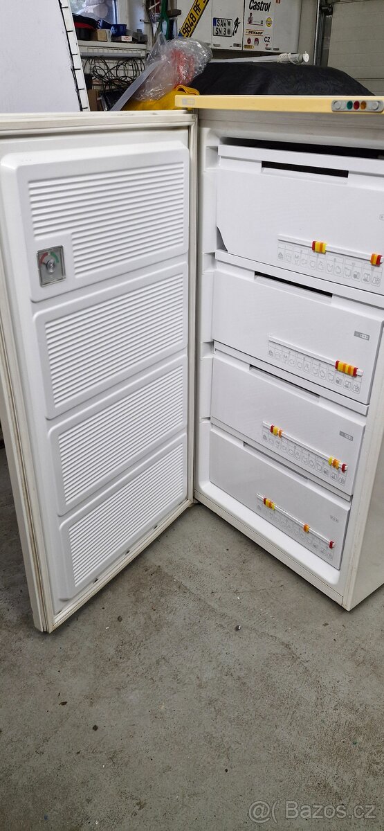 4 šuplíkový mrazák