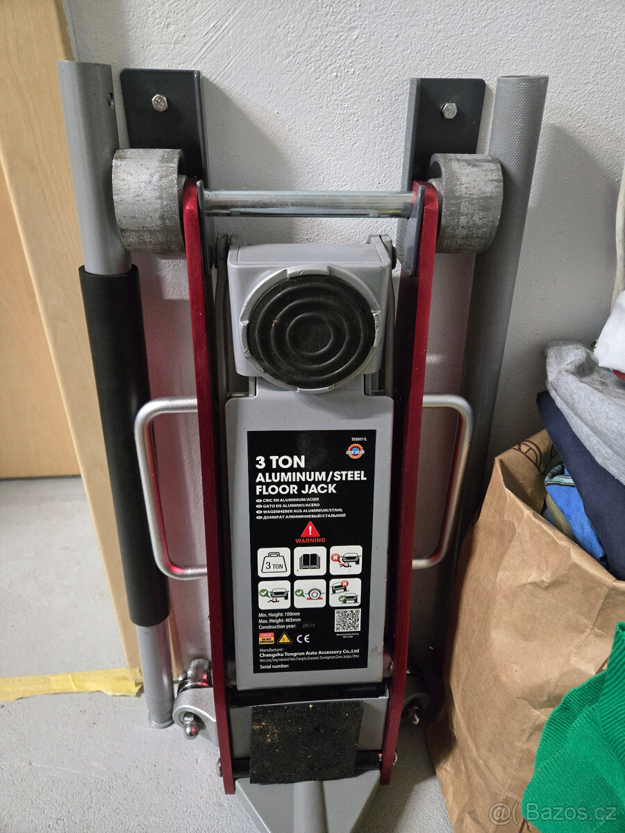 Prodám nové držáky na zeď na 3T hever