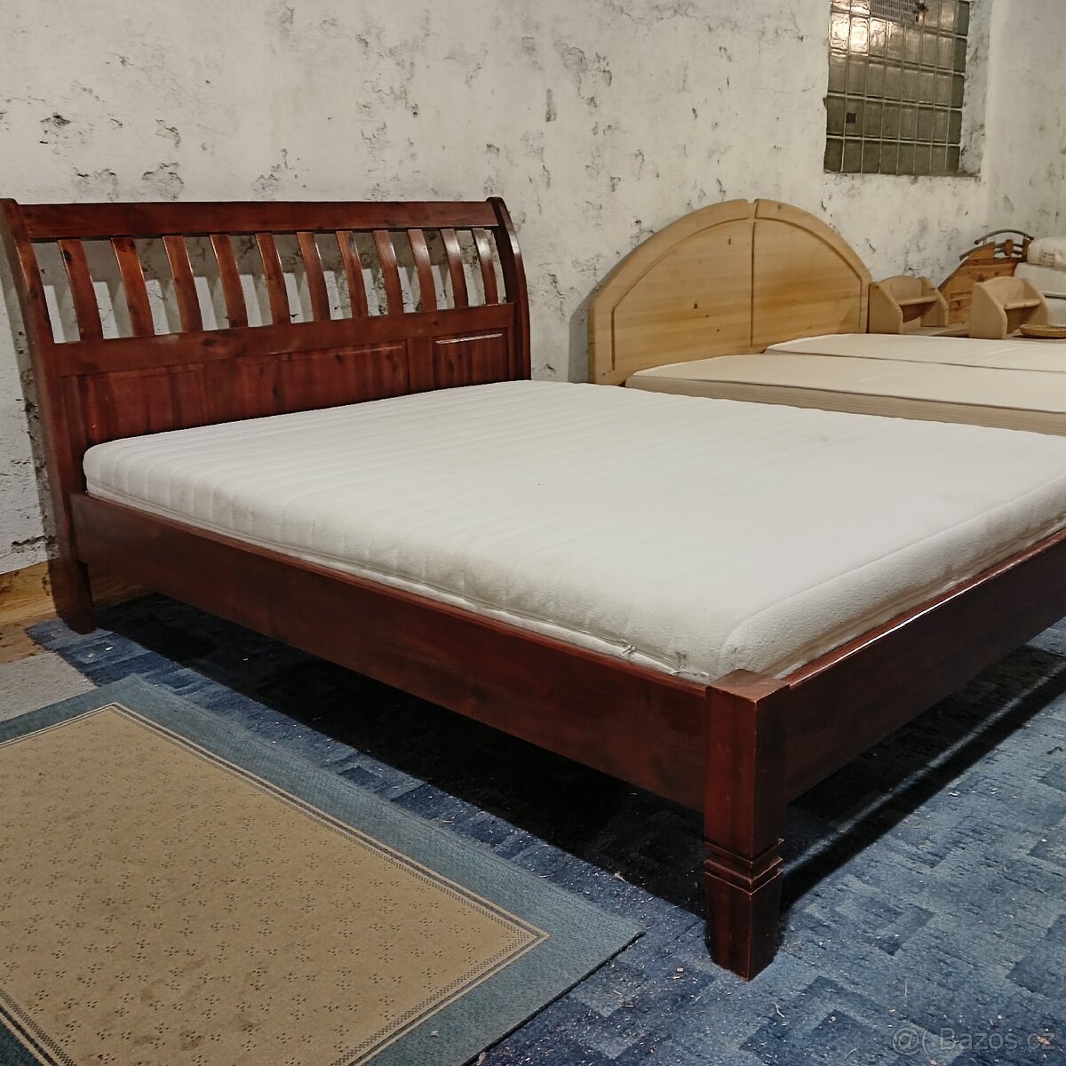 Postel s matrací