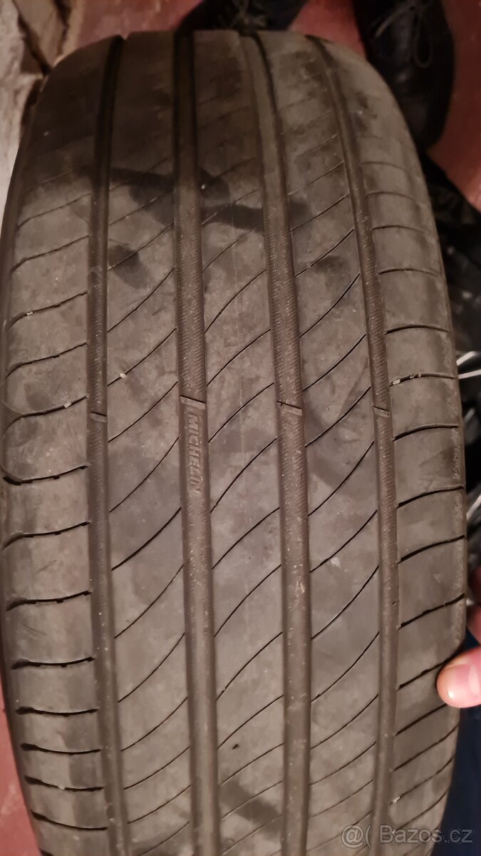 Letni pneu Michelin 215/55/17