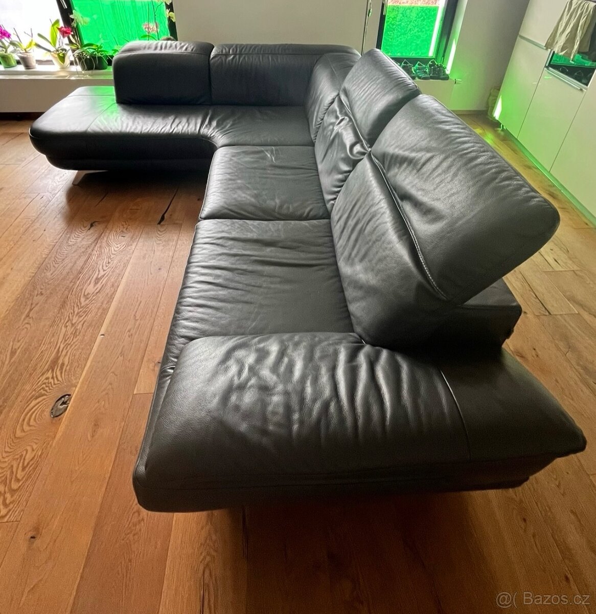 Moderní kožená sedačka v šedé barvě