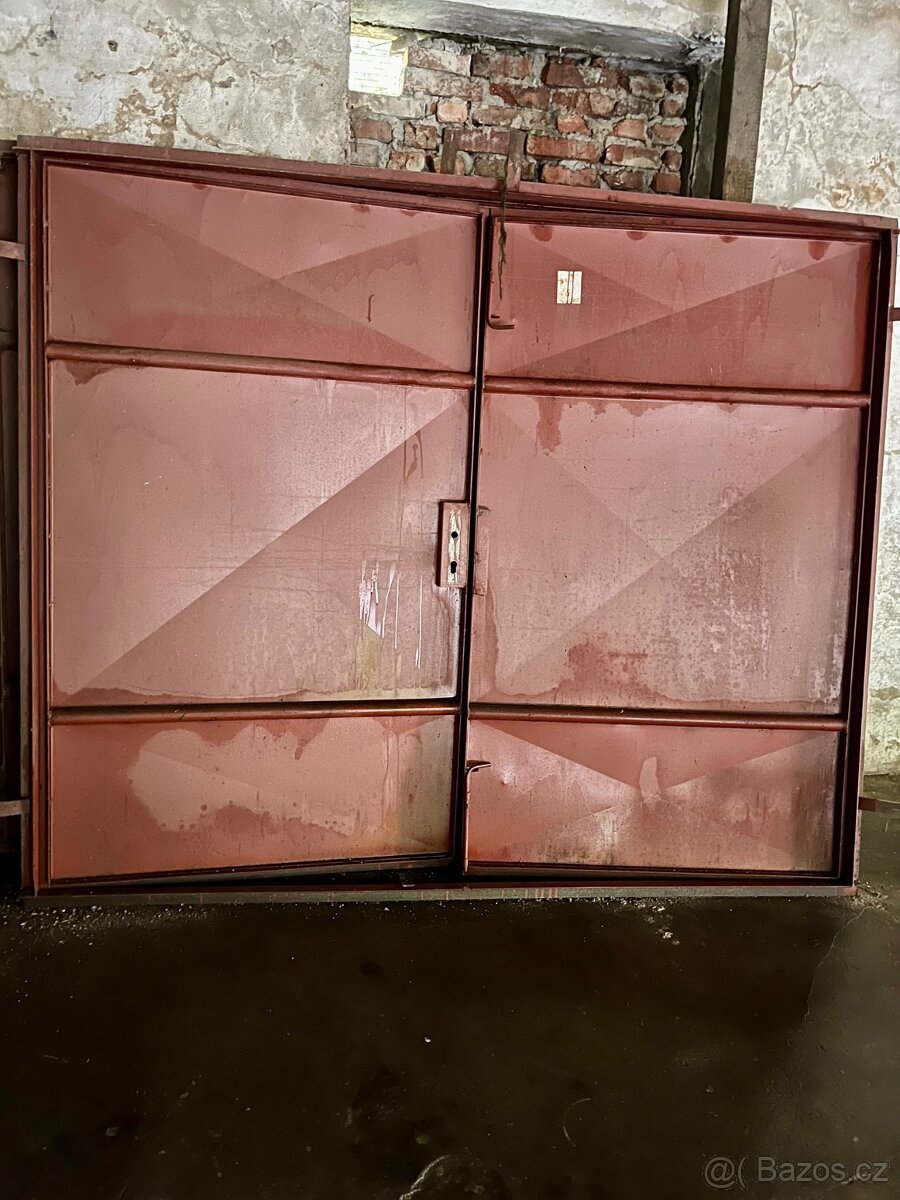 Garážová vrata 240 x 200 v dobrém stavu
