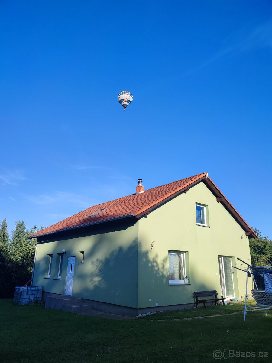 rodinný dům s pozemky,chatkou