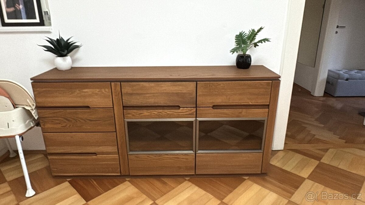 Stylová komoda (dřevo, výborný stav)