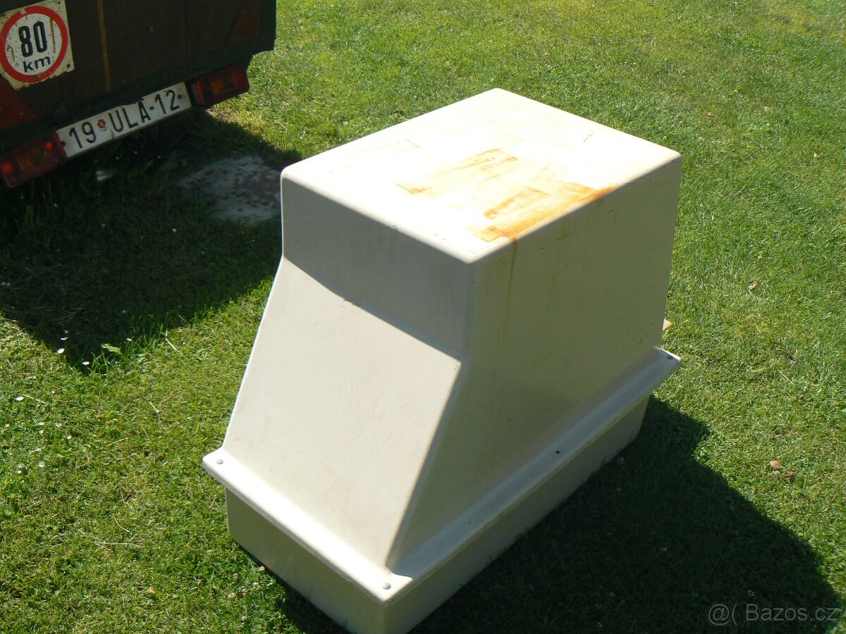 Převozní box na psa.