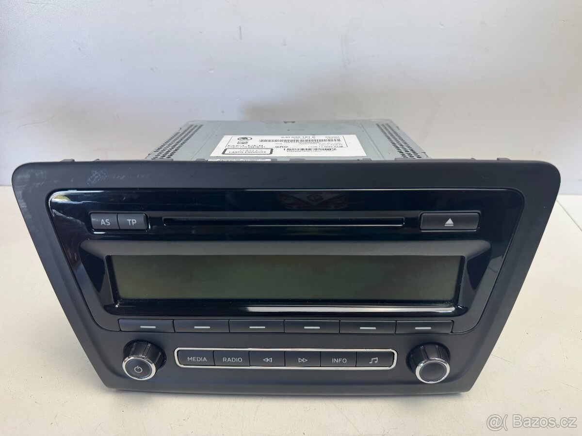 Rádio Swing Škoda Rapid 5J0035161E VČETNĚ PINU