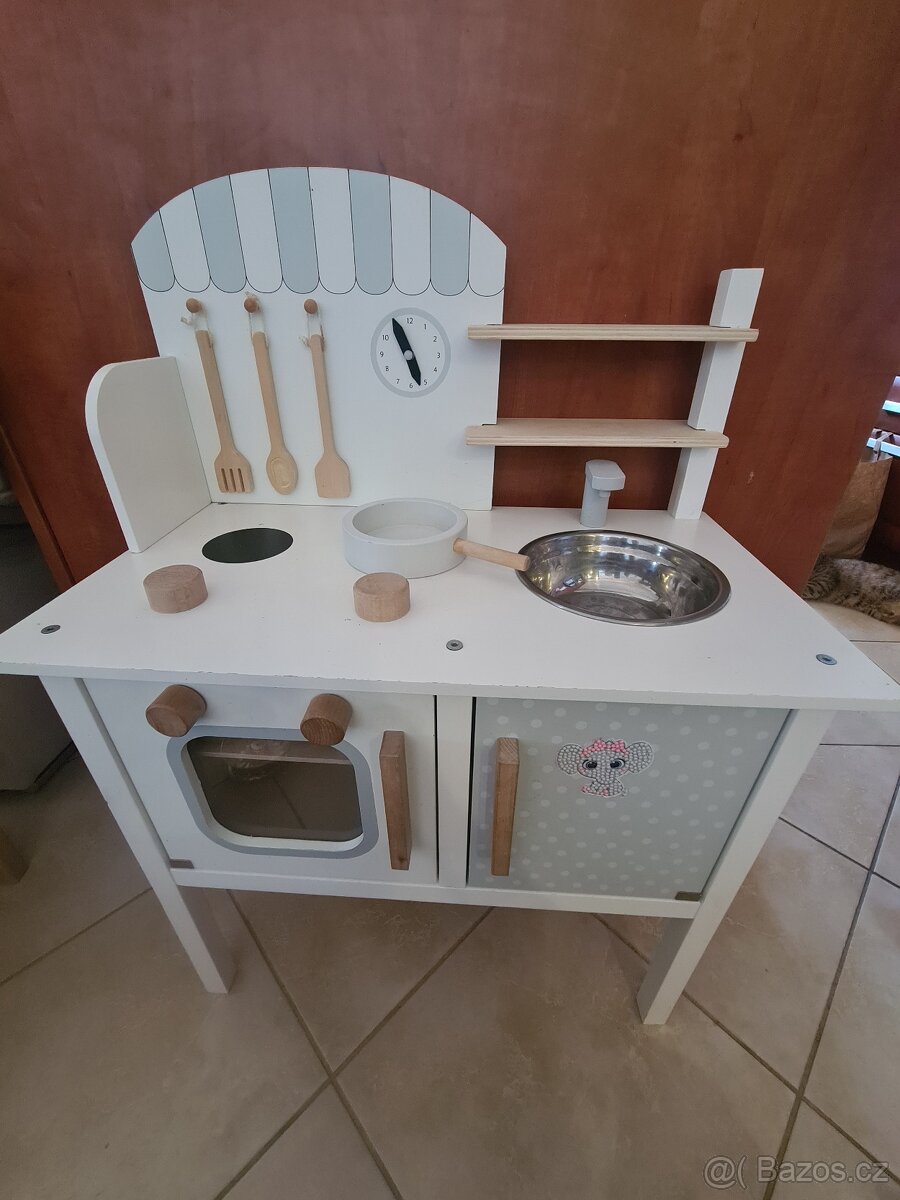 Dětská dřevěná kuchyňka včetně vybavení